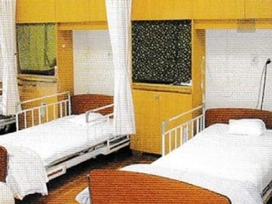 明るい居室のベッド  
