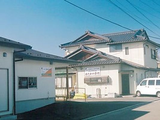 明るい施設の外観