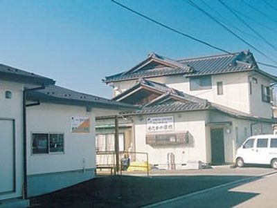 明るい施設の外観
