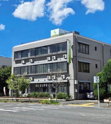 落ち着いた色調の外観
