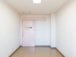 ピンクのドアのある廊下