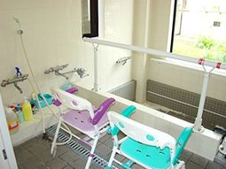 明るい清潔な浴室