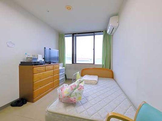 明るい居室のベッド  