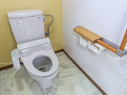 手すり付きのトイレ空間