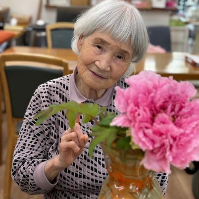笑顔で対話するスタッフとご夫婦