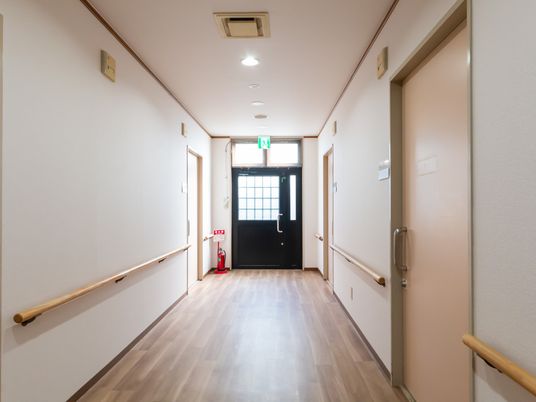手すり付きの長い廊下