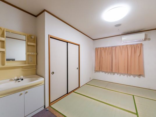 落ち着いた和室の居室