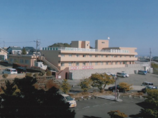 明るい日差しの外観