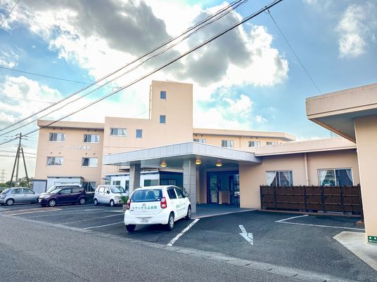 車が停車する建物外観