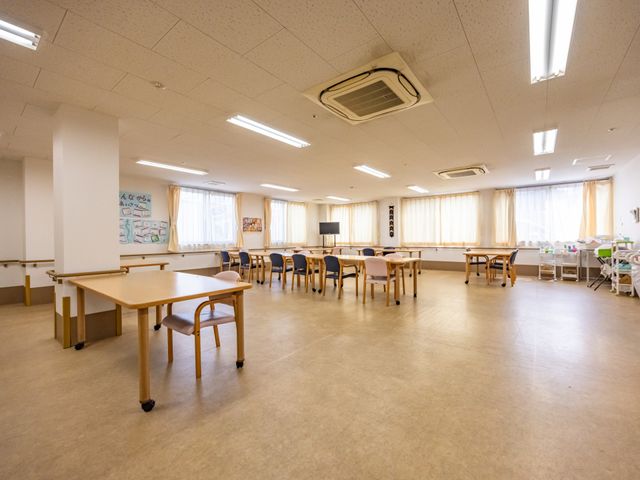 広々とした共用スペース 多目的室 ゆったりとした空間の多目的室です。明るい窓辺で憩いの時間をお過ごしいただけます。