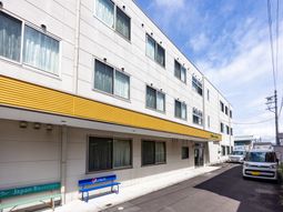 明るい外観の建物