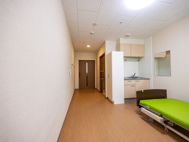 居室の明るい空間 居室 広々とした居室です。ベッドや収納が整い、くつろぎやすい環境が整っています。