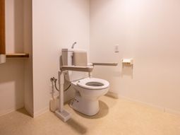 広々とした清潔なトイレ