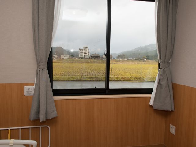 居室の窓と景色 田園風景 窓から見える自然の景色が心を和ませるお部屋です。雨の日も、窓辺でのひとときが穏やかな時間を提供します。