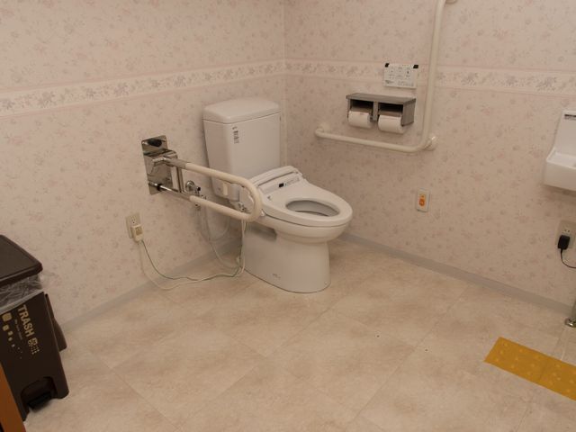バリアフリー設計のトイレ トイレ 手すり付きで安全性を高めた清潔感のあるトイレ空間です。利便性と快適さを考慮したつくりになっています。