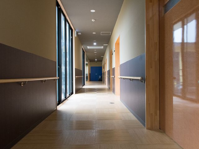 廊下の明るいイメージ 廊下内 手すりを備えた広々とした廊下は、日差しが差し込む快適な通路です。ご利用者様の安全な移動をサポートしています。