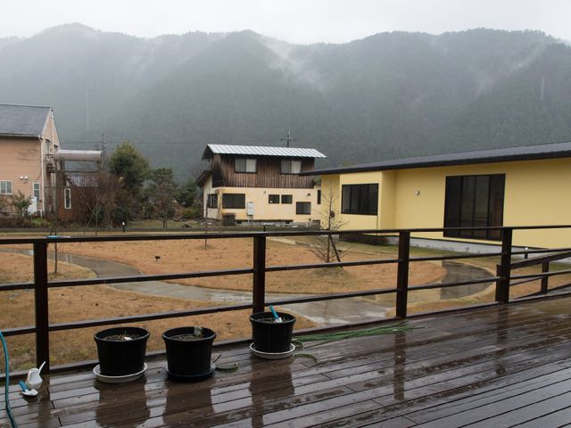 山に囲まれた施設外観 眺望 ゆったりとした庭を有する静かな施設で、緑豊かな山々に囲まれた落ち着いた環境です。雨上がりの清々しさを感じながら、ゆっくりとお時間を過ごせる場所となっております。