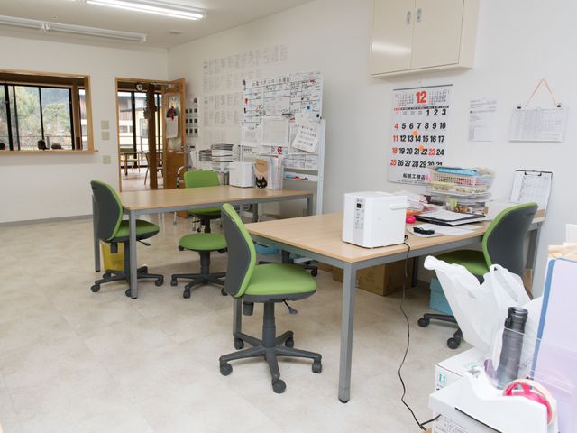 スタッフ用の作業スペース 事務所 整理された事務用品と広々とした作業スペースが見受けられます。職員の皆さんが使う場所での作業効率を大切にしています。