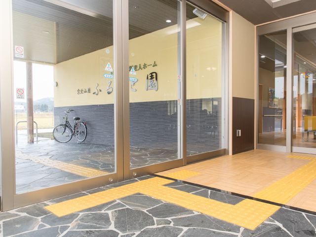 エントランスの自動ドア 玄関とリビングダイニング 広々とした入り口は自動ドアで、出入りも快適です。明るく開放感のある雰囲気が迎え入れます。