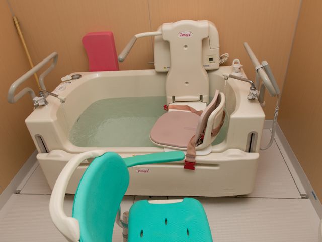 機能的な入浴設備 浴槽 利便性を考えた入浴設備が整えられ、安全かつ快適なバスタイムを支える設計になっています。車椅子からの移乗もスムーズです。