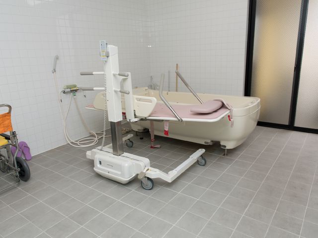 バリアフリー設計の浴室 特別浴室 清潔感のある浴室には、利用者の移乗をサポートする機器が整っており、安全かつ快適な入浴が支援されています。