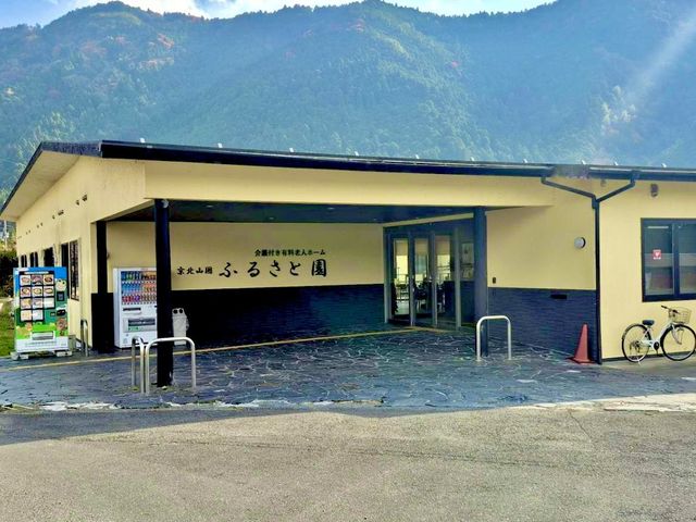 山々に囲まれた建物外観 施設外観 自然豊かな環境に位置する落ち着いた色調の建物です。心安らぐ景色を望みながら、新たな職場での日々を想像してみてください。