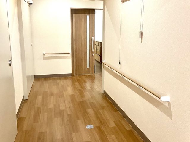 手すり付きの廊下 廊下 手すりのある廊下は、安全に移動できるよう配慮されています。明るく開放的な空間です。