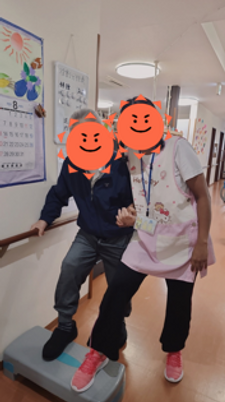 笑顔で支援するスタッフの姿