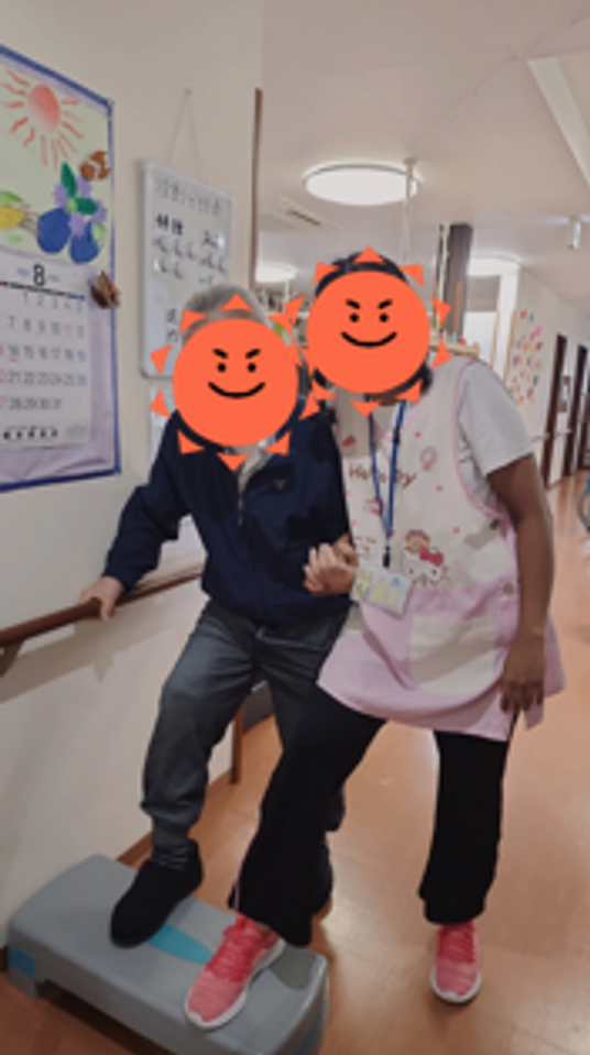 笑顔で支援するスタッフの姿
