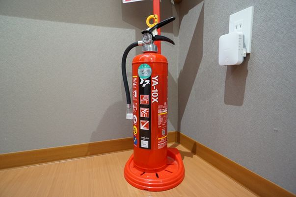 赤い消火器が設置されている
