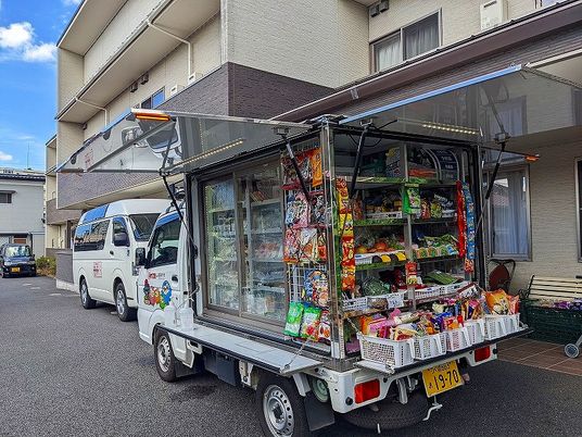 商品を積む移動販売車