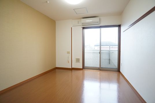 明るい居室の一角