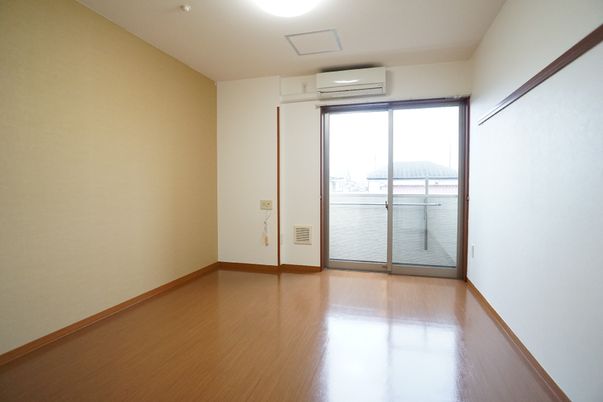 明るい居室の一角