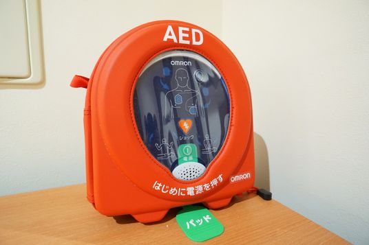 壁に設置されたAED機器