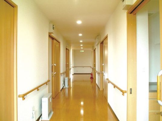 明るく清潔な廊下