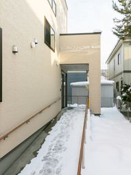 雪積もる施設の入口