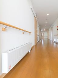 手すり付きの明るい廊下