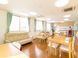 明るい食堂の様子