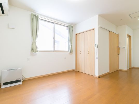明るい居室の一角