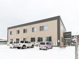 雪に覆われた建物外観