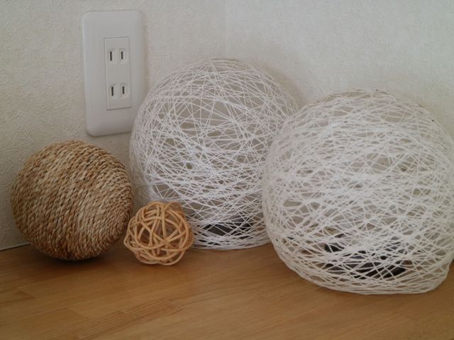 編み球の装飾品 掲示物 手作り感のあふれる編み球の装飾が温もりを添え、来訪者やスタッフに和やかな時間を提供します。