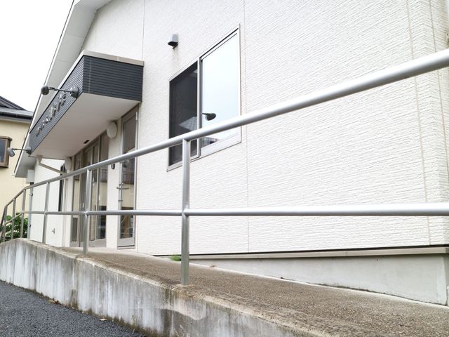 バリアフリー設計のエントランス 玄関 すべりにくい床と手すりが完備されたエントランスです。快適な出入りと安全性を考慮した設計になっています。