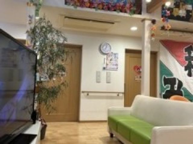 明るい共有スペース リビング   自然光が入る明るい共有スペースです。ソファやテレビがあり、くつろぎやすい雰囲気です。