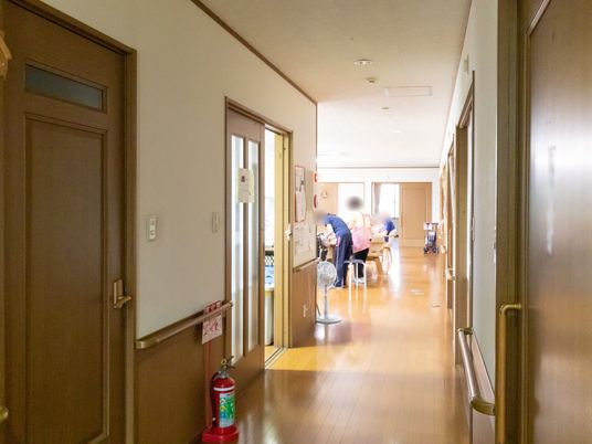 廊下の明るい光景