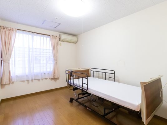 明るい個室の居室