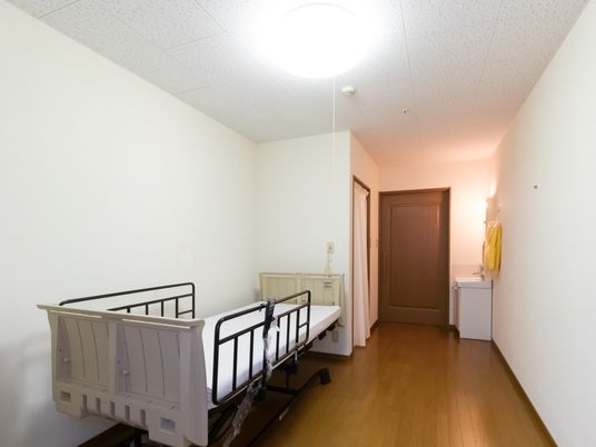 居室の入り口とベッド