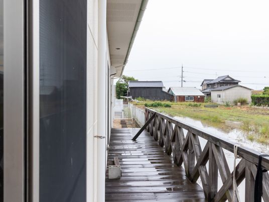 広々とした木製のバルコニー