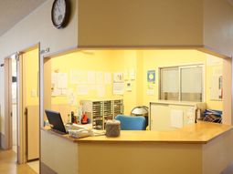 明るい色調の受付カウンター