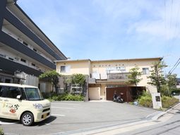 明るい日差しの建物外観