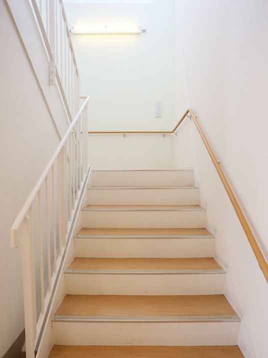 白と木目の清潔な階段